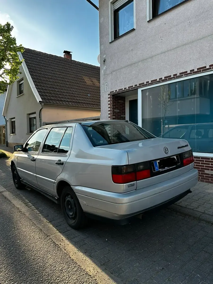 Gebraucht VW Vento 75 PS (55 kW) 1997 Silber Limousine