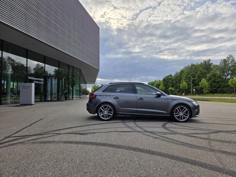 Grau Gebraucht 2019 Audi A3 Sportback S-Line Kombi | 20.900 € (Fairer Preis) - Bild 1/4
