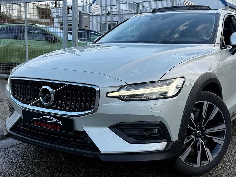 Gebraucht Volvo V60 CC Pro 250 PS (183 kW) 2021 Silber Kombi