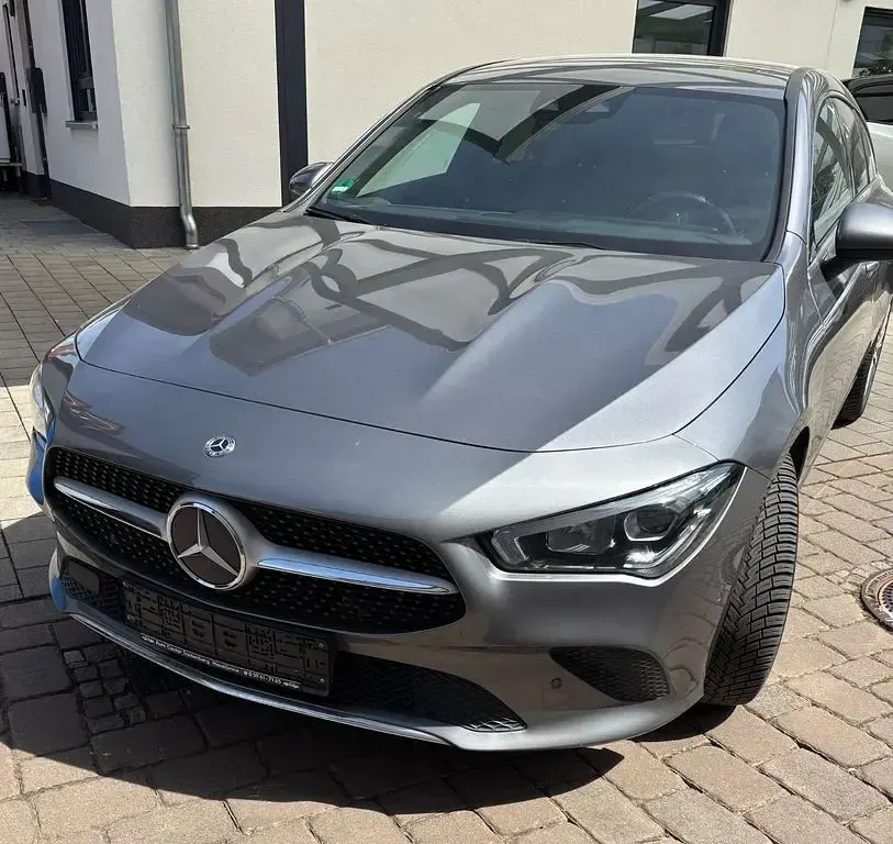 Gebraucht Mercedes CLA200 Shooting Brake 150 PS (110 kW) 2020 Grau Kombi