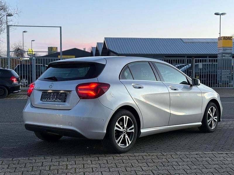 Gebraucht Mercedes A180 109 PS (80 kW) 2018 Silber Limousine