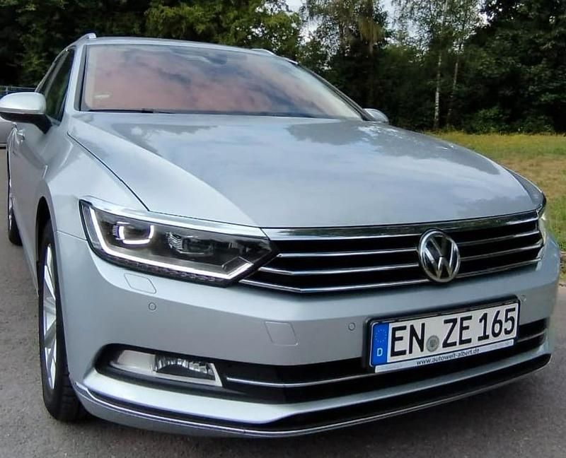 Silber Gebraucht 2018 VW Passat Highline Kombi | 15.250 € - Bild 1/4