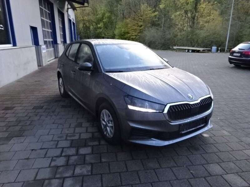 Graphite grau metallic Gebraucht 2023 Skoda Fabia Ambition Limousine | 21.990 € (Fairer Preis) - Bild 1/4