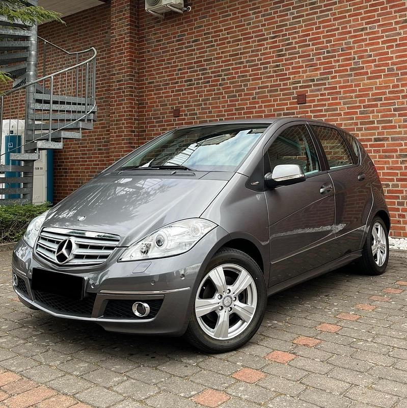 Grau Gebraucht 2011 Mercedes A200 Avantgarde Limousine | 7.990 € (Fairer Preis) - Bild 1/4