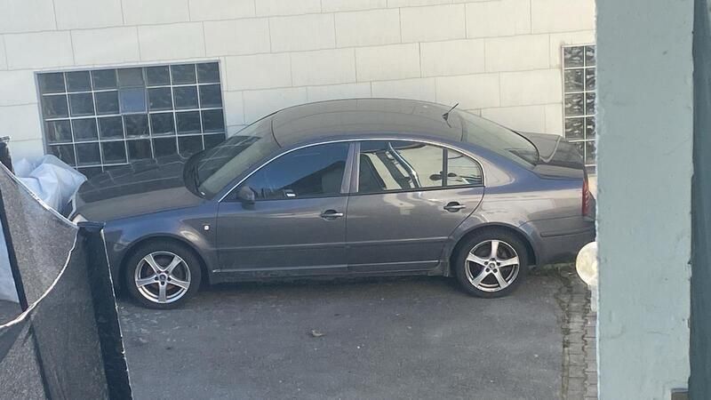 Grau Gebraucht 2003 Skoda Superb Limousine | 800 € (Fairer Preis) - Bild 1/1