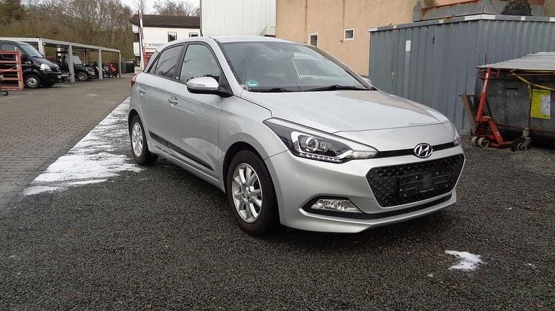 Silber Gebraucht 2016 Hyundai i20 Passion Limousine | 7.700 € (Fairer Preis) - Bild 1/4