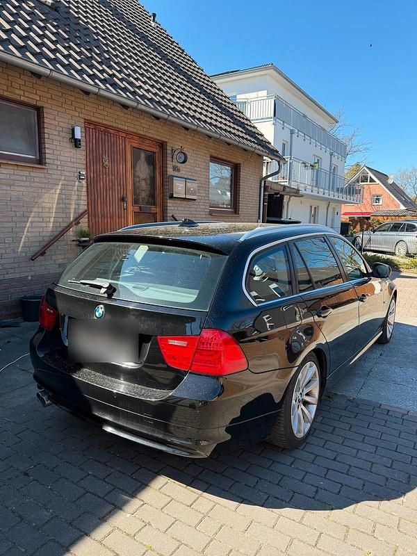 Gebraucht BMW 330 204 PS (150 kW) 2011 Schwarz Kombi