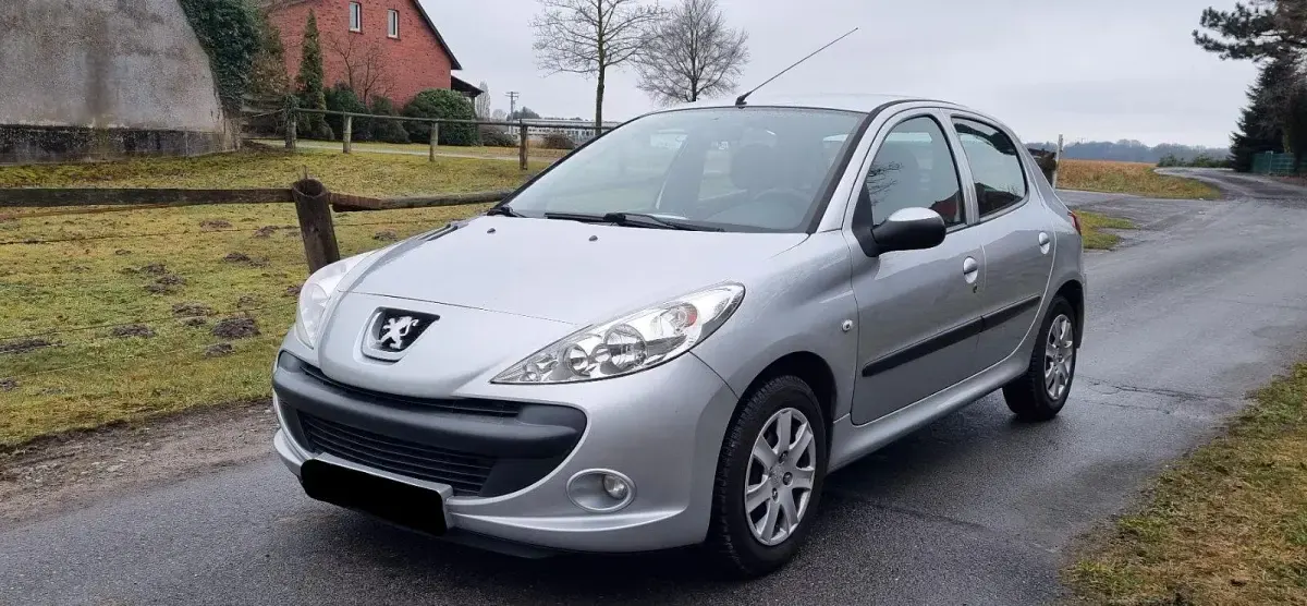 Gebraucht Peugeot 206+ 68 PS (50 kW) 2009 Silber Kleinwagen