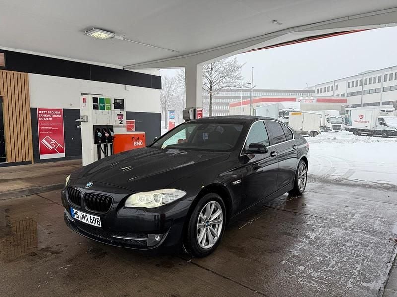 Schwarz Gebraucht 2011 BMW 520 Limousine | 12.799 € - Bild 1/4