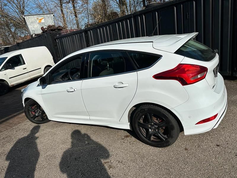 Gebraucht Ford Focus 150 PS (110 kW) 2015 Weiß Kleinwagen