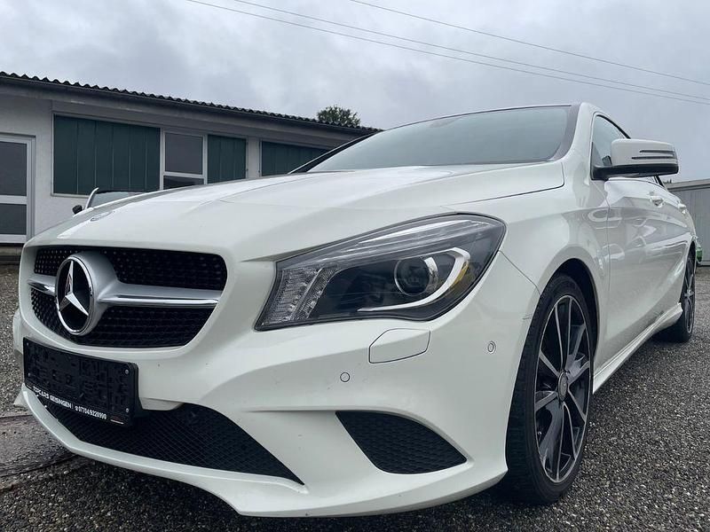 Weiß Gebraucht 2013 Mercedes CLA180 Urban Limousine | 11.299 € (Fairer Preis) - Bild 1/4
