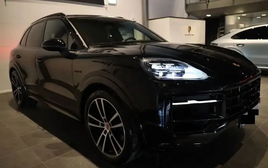 Gebraucht Porsche Cayenne 470 PS (345 kW) 2024 Chromitschwarz SUV