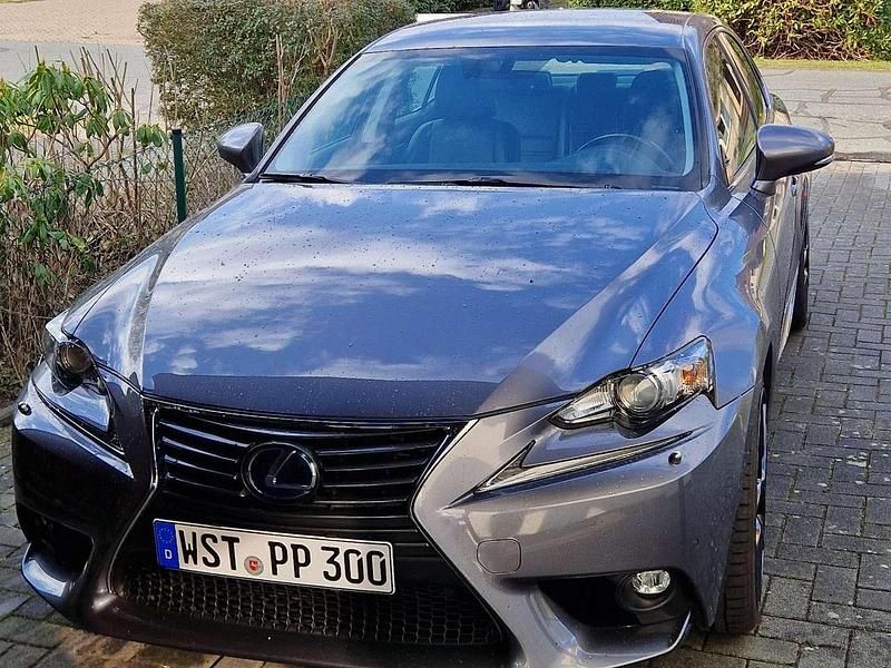 Gebraucht Lexus IS300h 181 PS (133 kW) 2016 Grau Limousine