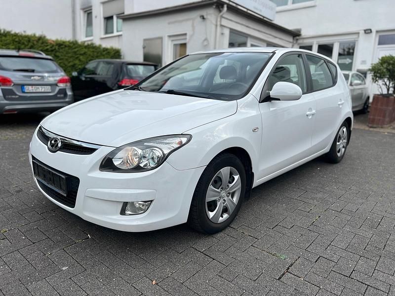 Weiß Gebraucht 2009 Hyundai i30 Limousine | 3.299 € (Fairer Preis) - Bild 1/4