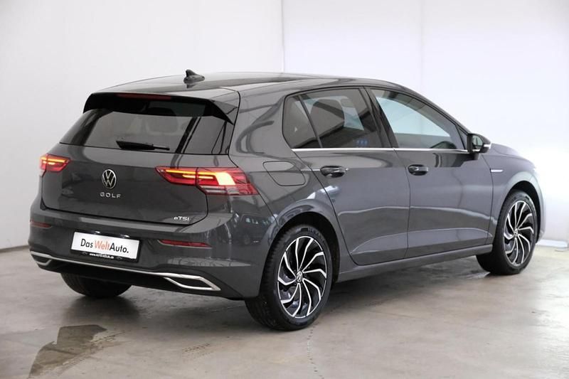 Gebraucht VW Golf VIII Style 150 PS (110 kW) 2023 Grau metallic Limousine