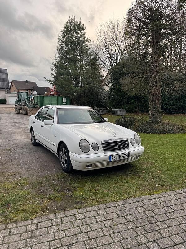 Weiß Gebraucht 1997 Mercedes E200 Limousine | 1.299 € (Superpreis) - Bild 1/4