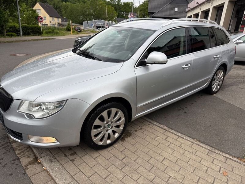 Silber Gebraucht 2011 Skoda Superb Elegance Kombi | 5.499 € (Superpreis) - Bild 1/4