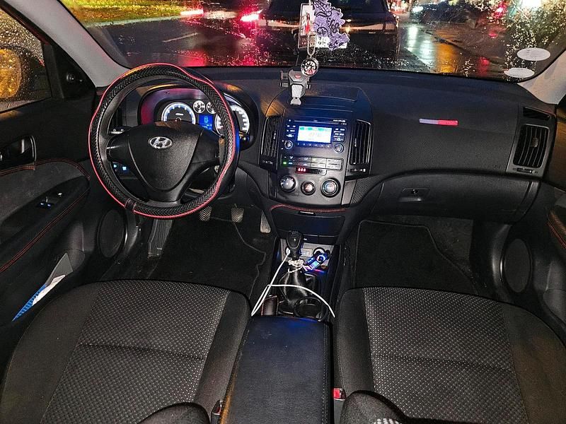 Rot Gebraucht 2010 Hyundai i30 Limousine | 1.200 € (Superpreis) - Bild 1/4