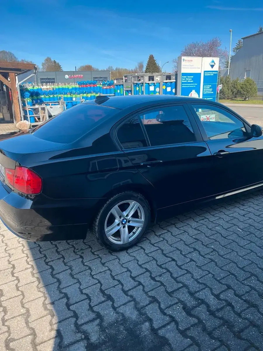 Gebraucht BMW 318 143 PS (105 kW) 2010 Schwarz Limousine