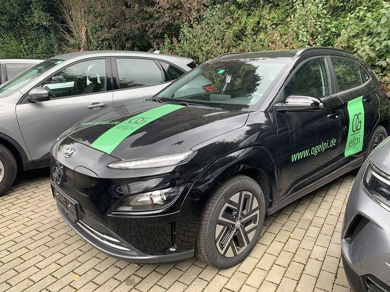 Schwarz phantom black / mic Gebraucht 2023 Hyundai Kona Select SUV | 18.500 € (Superpreis) - Bild 1/3