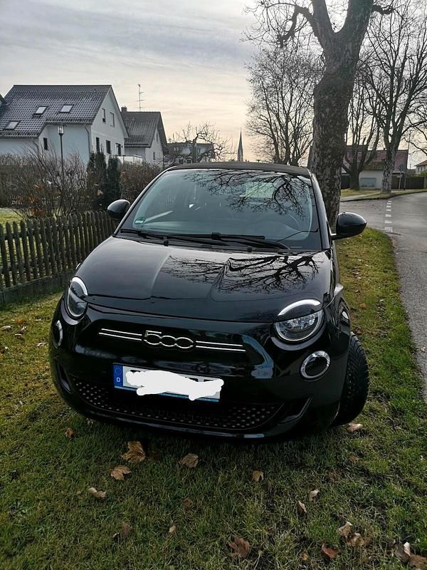 Schwarz Gebraucht 2022 Fiat 500e Kleinwagen | 19.900 € (Etwas zu teuer) - Bild 1/4