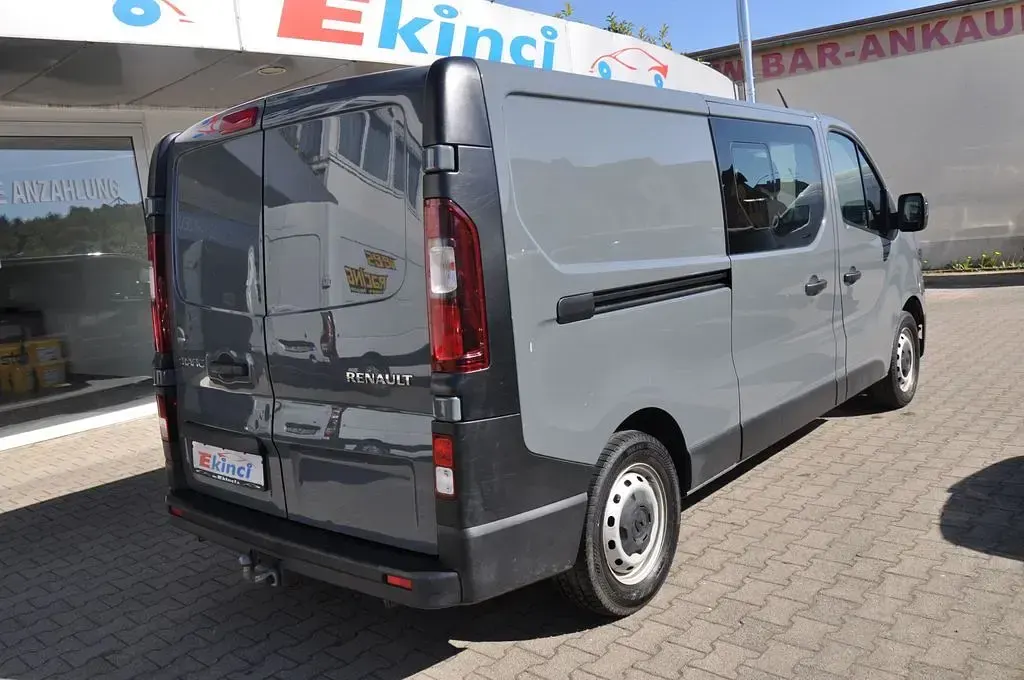 Usata Renault Trafic 129 CV (94 kW) 2023 Grigio Monovolume