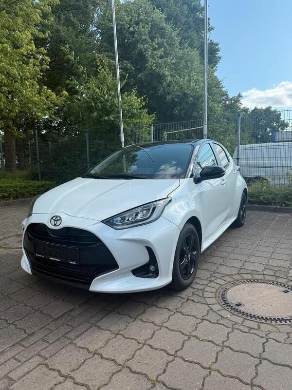 Weiß Gebraucht 2024 Toyota Yaris Hybrid Kleinwagen | 19.900 € (Superpreis) - Bild 1/4