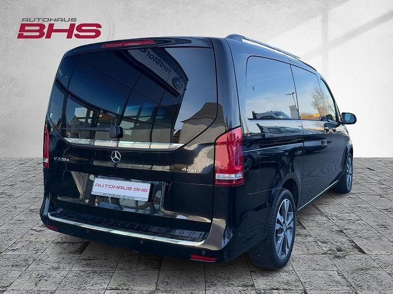 Gebraucht Mercedes V220 163 PS (119 kW) 2016 Obsidianschwarz metallic (schwarz) Van / Kleinbus