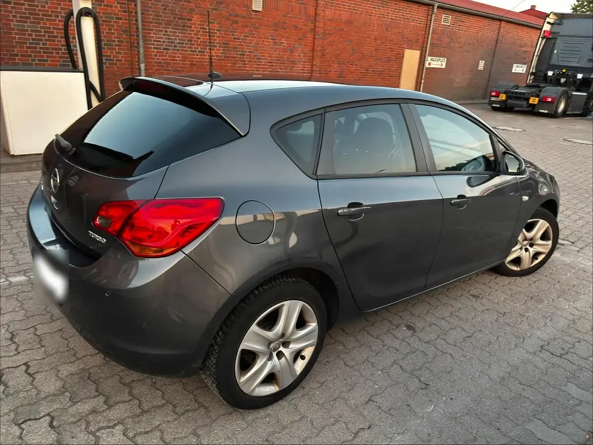 Gebraucht Opel Astra 140 PS (102 kW) 2012 Grau Limousine