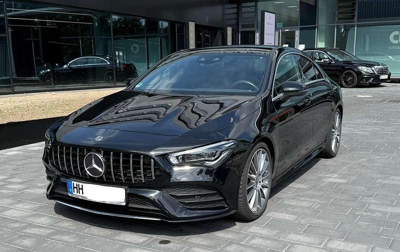 Schwarz Gebraucht 2021 Mercedes CLA200 AMG line Coupé | 38.399 € (Teuer) - Bild 1/4
