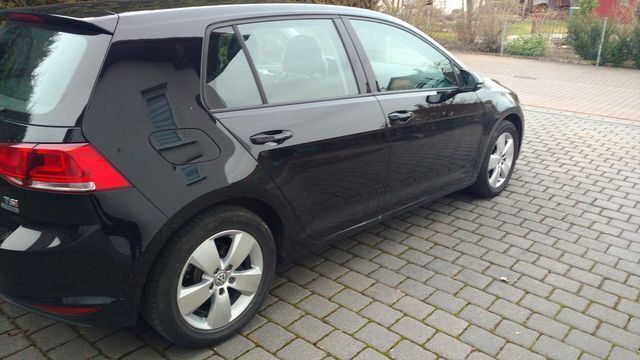 Gebraucht VW Golf VII 122 PS (89 kW) 2014 Schwarz metallic Limousine