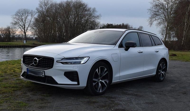 Weiß Gebraucht 2020 Volvo V60 R-Design Kombi | 27.999 € (Etwas zu teuer) - Bild 1/4