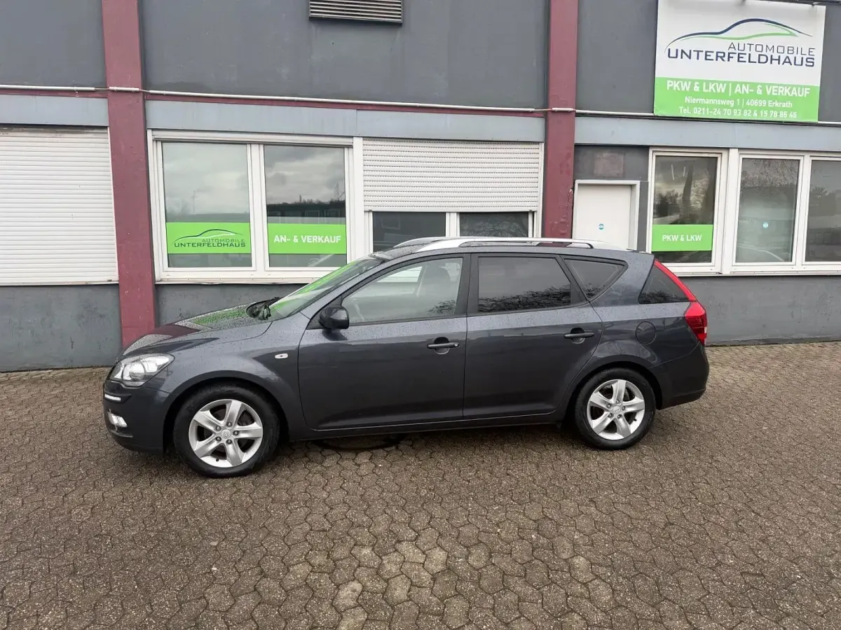 Używany Kia Ceed 90 KM (66 kW) 2012 Szary Hatchback