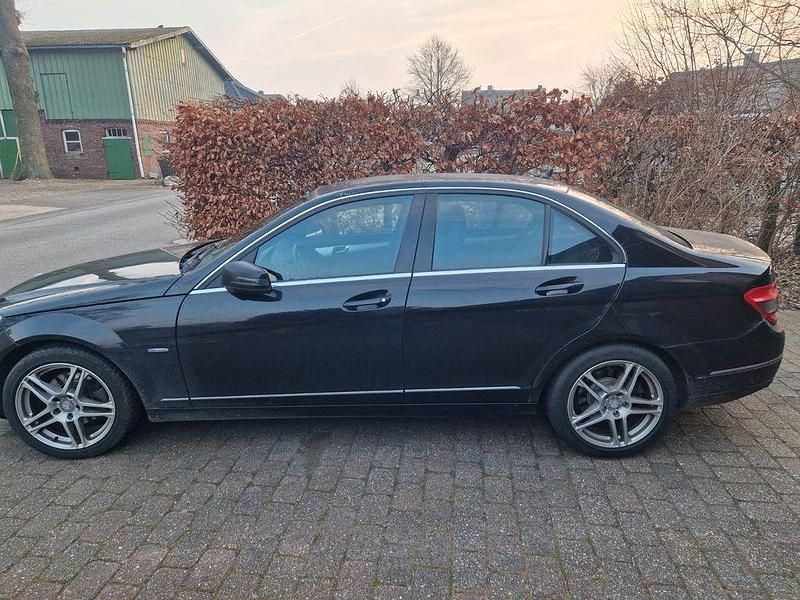 Gebraucht Mercedes C200 184 PS (135 kW) 2011 Schwarz Limousine