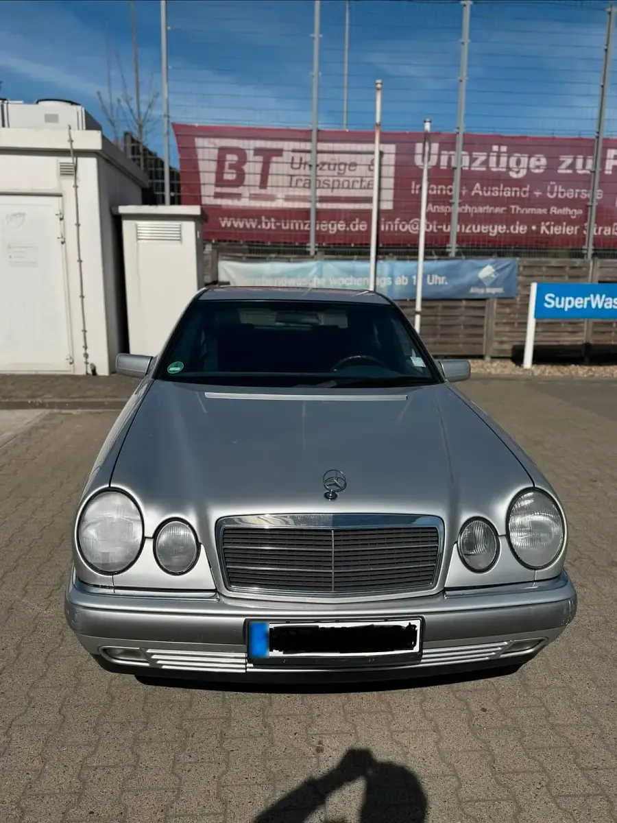 Gebraucht Mercedes E240 170 PS (125 kW) 1998 Silber Limousine