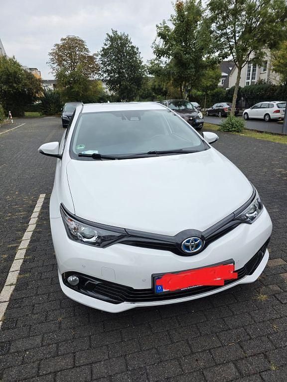 Weiß Gebraucht 2019 Toyota Auris Hybrid Comfort Limousine | 14.999 € (Etwas zu teuer) - Bild 1/4