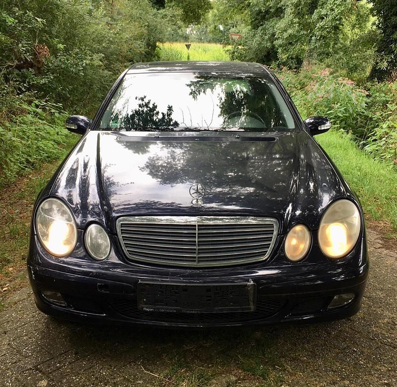 Blau Gebraucht 2003 Mercedes E220 Limousine | 1.500 € (Superpreis) - Bild 1/4