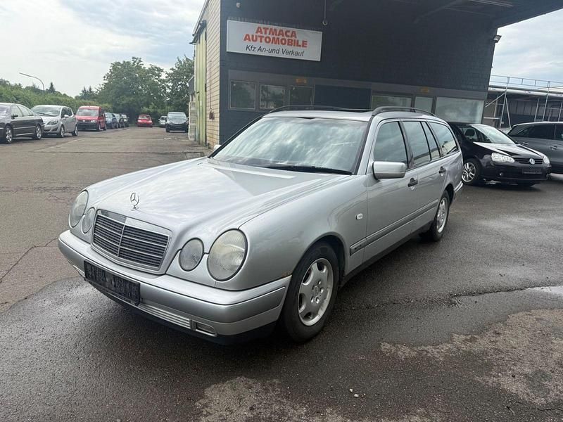 Schwarz Gebraucht 1998 Mercedes E200 Kombi | 1.790 € (Fairer Preis) - Bild 1/4