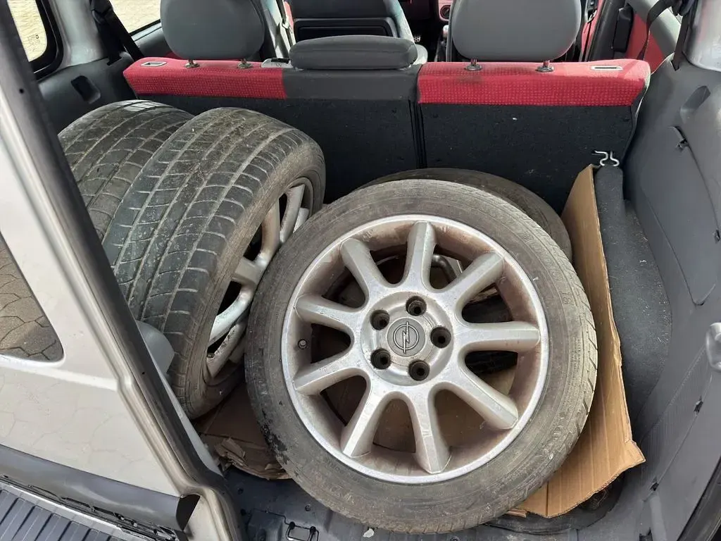 Używany Opel Combo 101 KM (74 kW) 2000 Srebrny Minivan