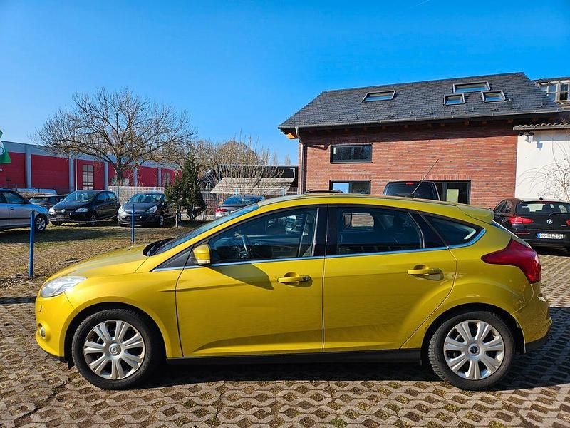 Gebraucht Ford Focus Titanium 116 PS (85 kW) 2011 Gelb Limousine