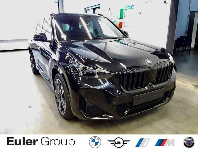Black sapphire metallic Gebraucht 2025 BMW X1 M Sport SUV | 50.933 € (Fairer Preis) - Bild 1/3