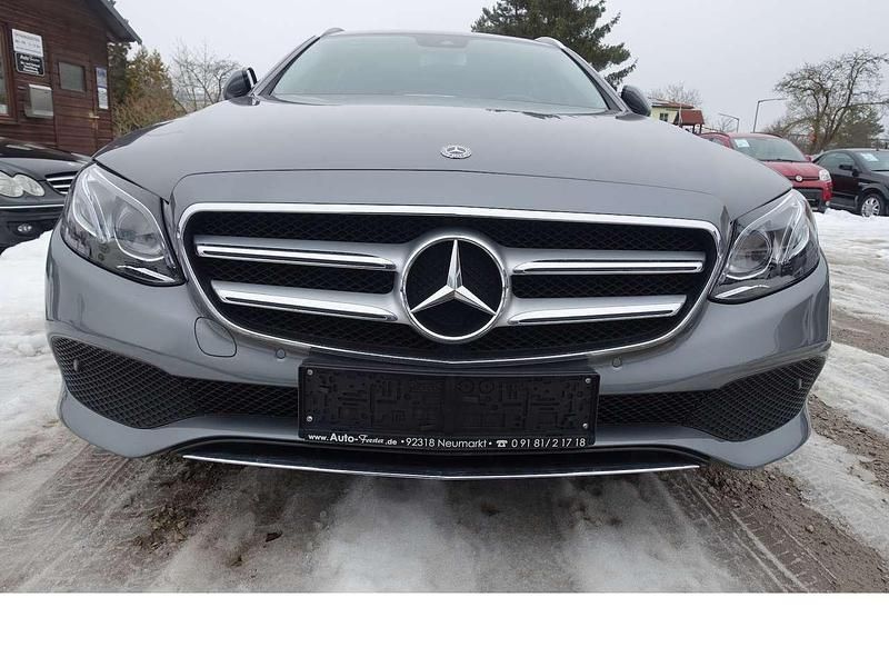 Gebraucht Mercedes E220 Avantgarde 194 PS (142 kW) 2017 Selenitgrau Kombi