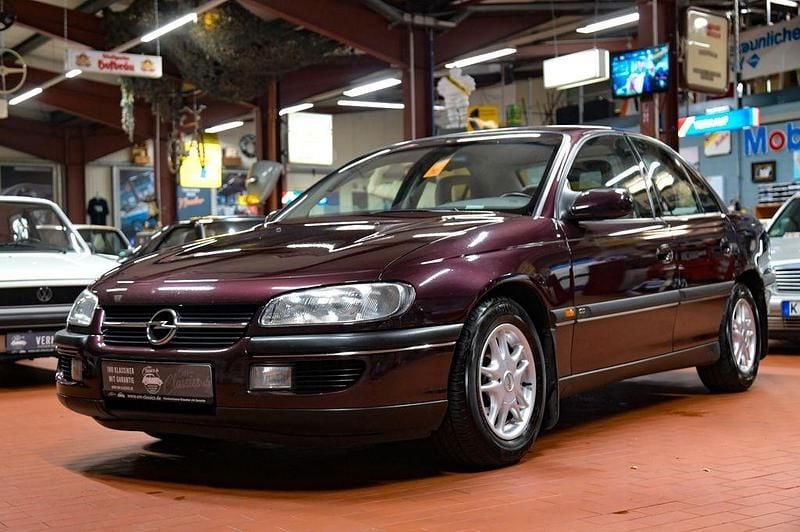 Rot Gebraucht 1995 Opel Omega Limousine | 7.990 € - Bild 1/4