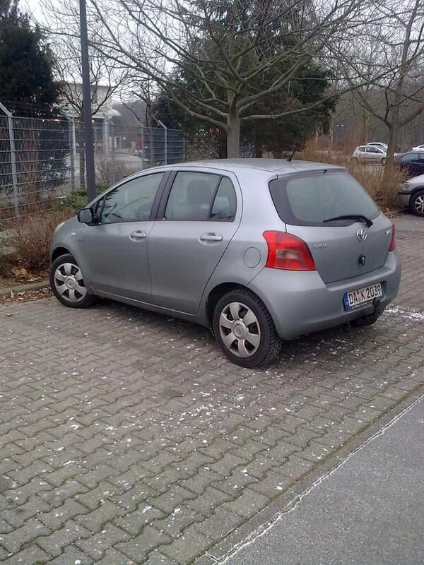 Grau metallic Gebraucht 2008 Toyota Yaris Limousine | 8.450 € - Bild 1/2