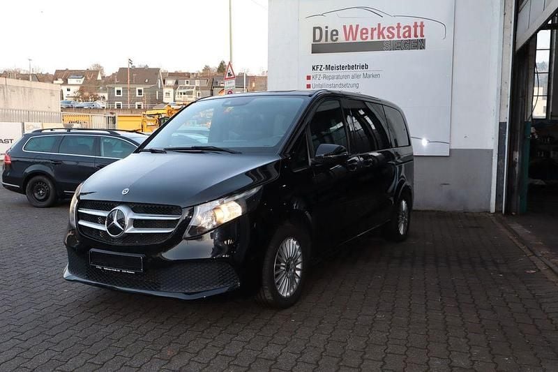 Schwarz Gebraucht 2022 Mercedes V220 Van / Kleinbus | 33.201 € (Superpreis) - Bild 1/4