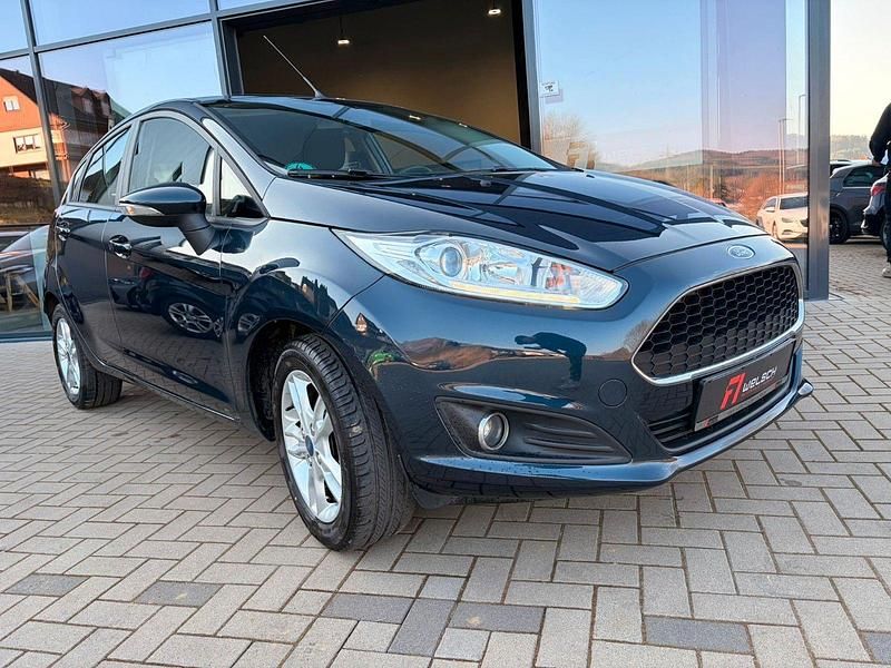 Gebraucht Ford Fiesta Celebration 101 PS (74 kW) 2017 Blau Kleinwagen