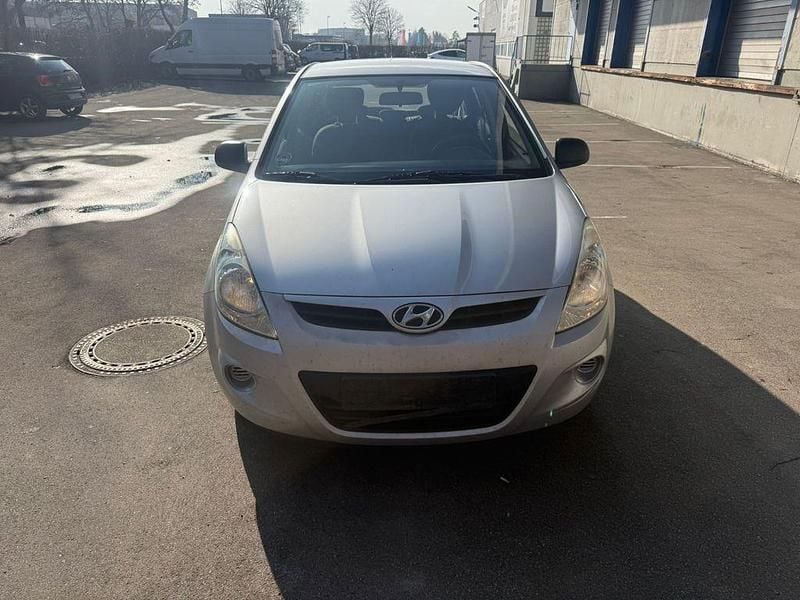 Silber Gebraucht 2009 Hyundai i20 Classic Limousine | 1.299 € (Guter Preis) - Bild 1/4
