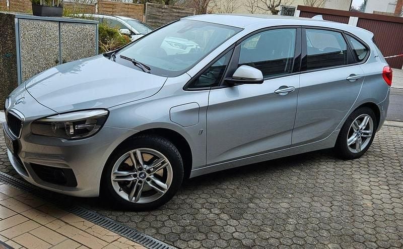 Silber Gebraucht 2017 BMW 225 Active Tourer iPerformance Van / Kleinbus | 14.900 € (Guter Preis) - Bild 1/4