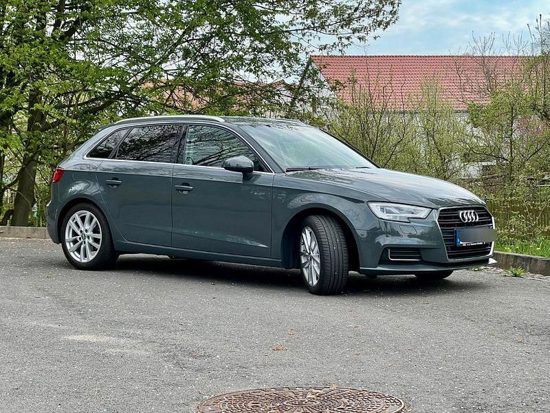 Grau Gebraucht 2017 Audi A3 Sportback Design Limousine | 16.500 € (Fairer Preis) - Bild 1/4