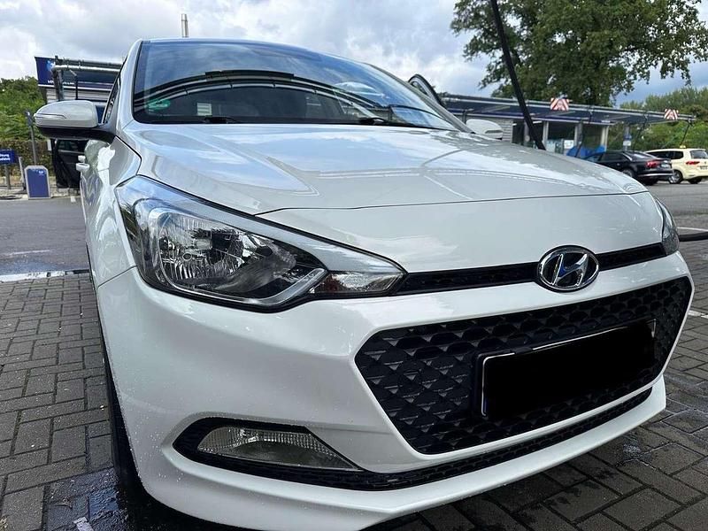 Weiß Gebraucht 2017 Hyundai i20 Active Limousine | 9.900 € (Fairer Preis) - Bild 1/4